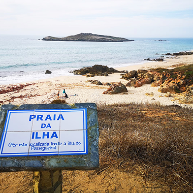 Praia da Ilha with Pessegueiro Island view